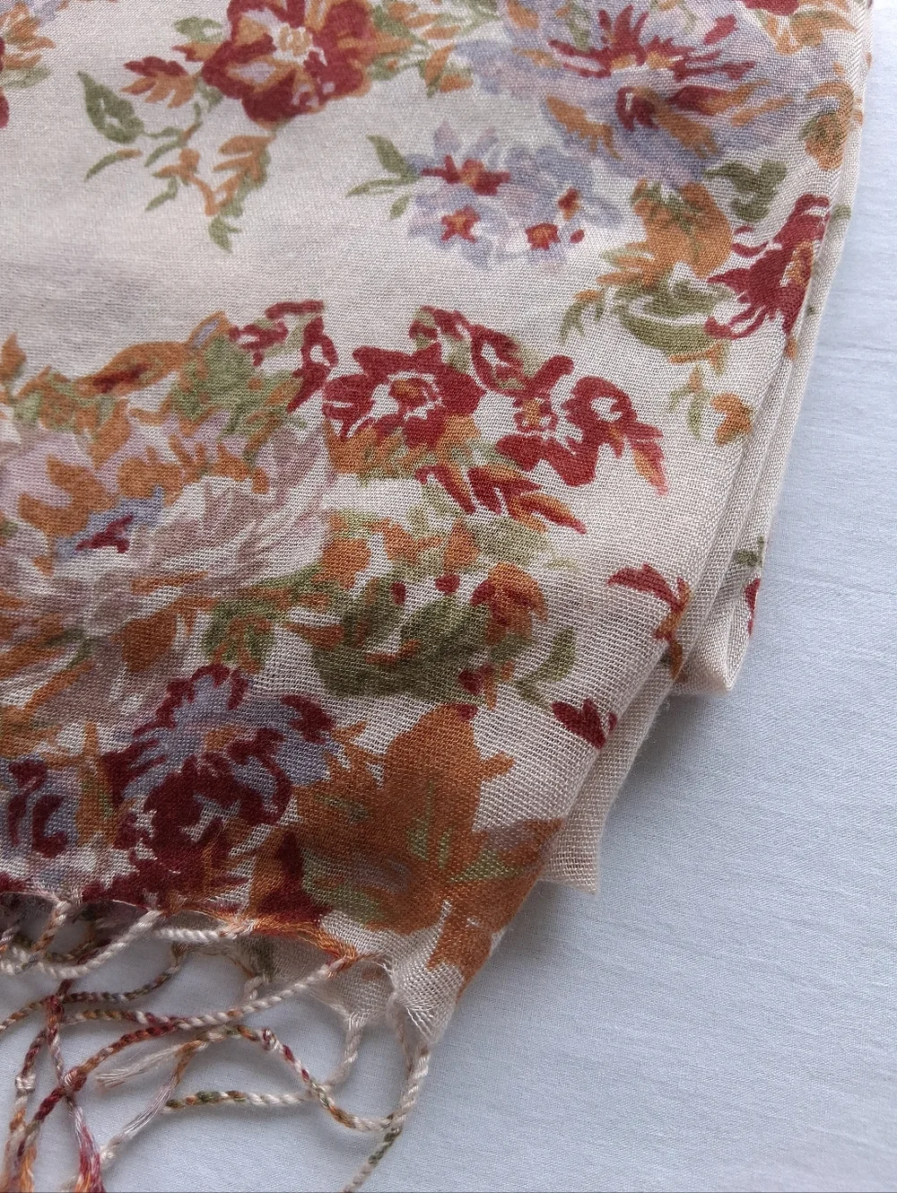Reitmans Scarf Floral Lightweight Rectangular Cream, Red & green - Picture 9 of 15